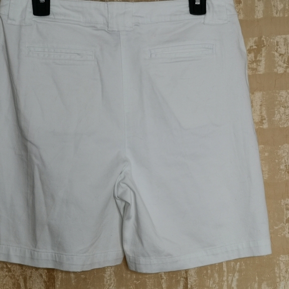 Classic white shorts - Picture 2 of 7